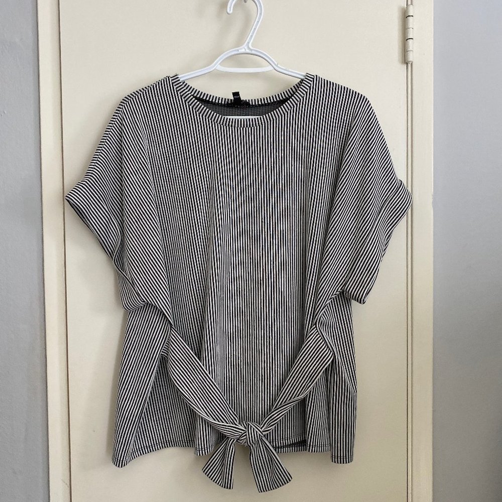 Express | Short sleeve tie front top (Size L)